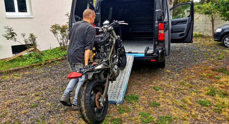 Transporter moto avec un camion de location