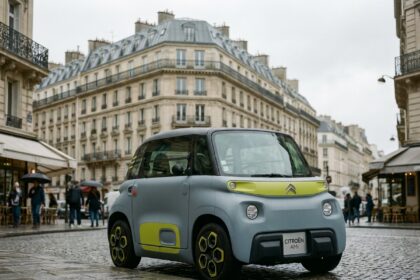 Citroën Ami garée dans une rue urbaine française, vue de trois quarts avant, carrosserie bicolore gris et vert-jaune
