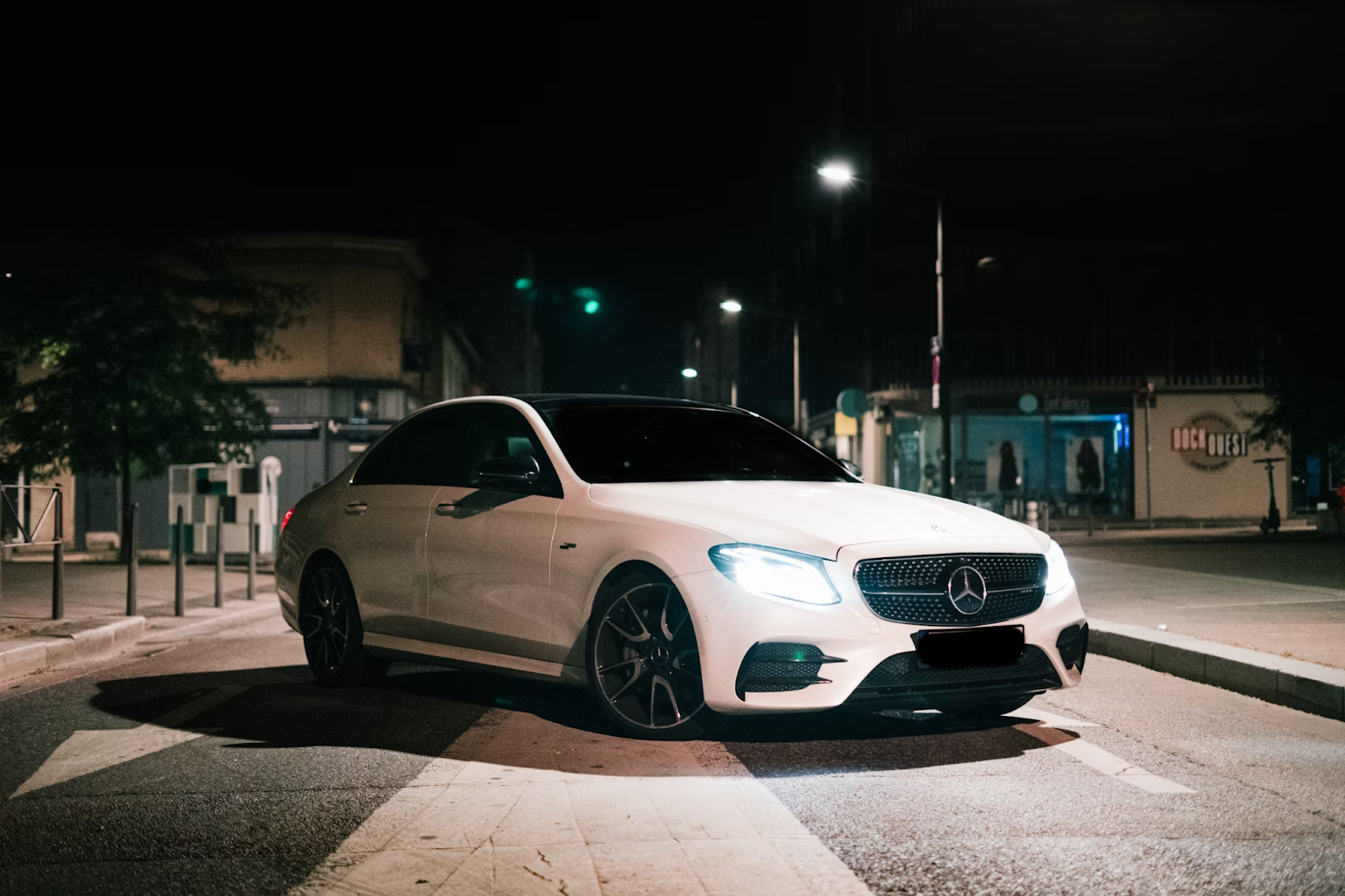 blanc mercedes benz coupé sur route pendant la nuit