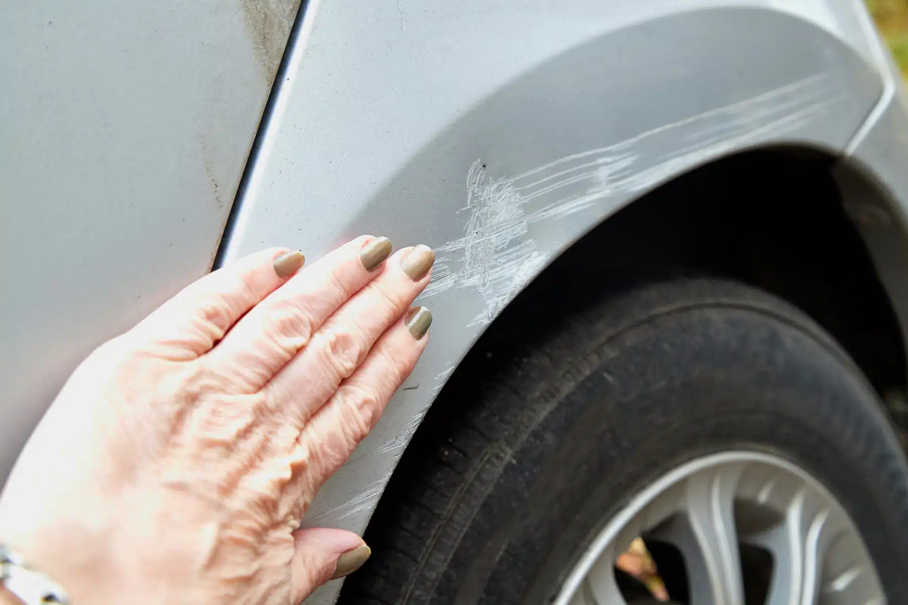 enlever les rayures profondes d'une voiture