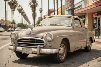 Peugeot 403 cabriolet vintage beige garée dans une rue de Los Angeles années 60, voiture de Columbo