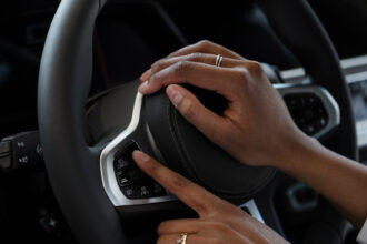 Transformez votre habitacle avec un volant de sport automobile