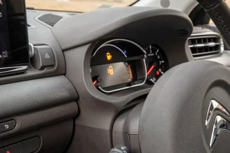 Voyant de verrouillage porte clignotant sur le tableau de bord d'une Citroën C3 Aircross
