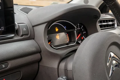 Voyant de verrouillage porte clignotant sur le tableau de bord d'une Citroën C3 Aircross