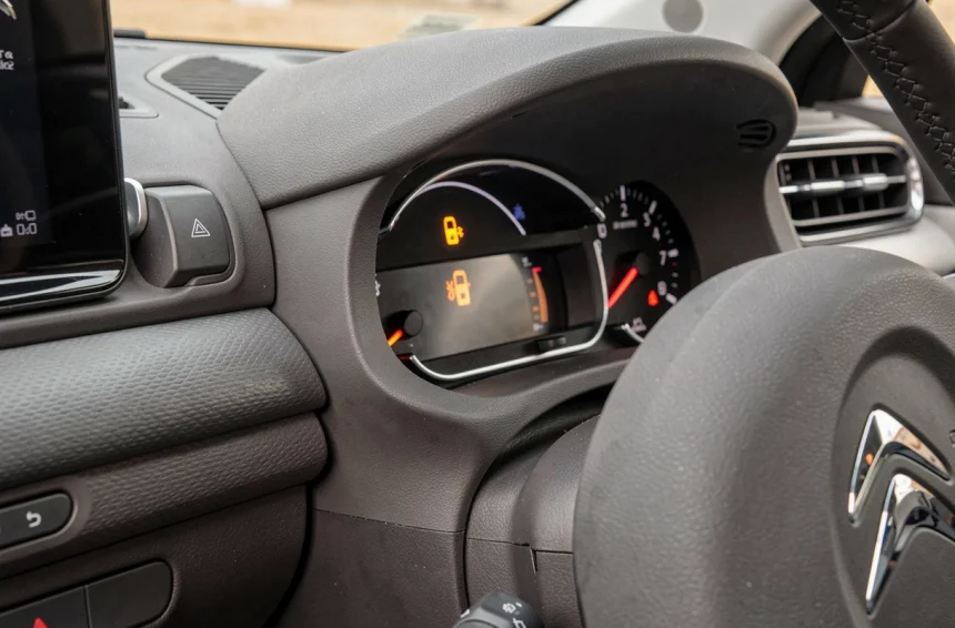 Voyant de verrouillage porte clignotant sur le tableau de bord d'une Citroën C3 Aircross